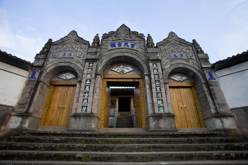 无人,横图,室外,白天,仰视,旅游,度假,名胜古迹,楼梯,门,标志建筑,地标,建筑,腾冲,中国,亚洲,阴影,遗迹,光线,标志,文字,影子,字符,阶梯,墙,云,云朵,拱门,牌坊,牌楼,云彩,古迹,文化,文物,娱乐,标识,建设,古建筑,云南,墙壁,墙面,台阶,蓝色,白云,蓝天,天空,阳光,门框,天,享受,休闲,汉字,旅游胜地,放松,晴朗,纪念,祭祀,中文,表彰,荣誉,古文明,东亚,云南省,中华人民共和国,西南地区,国文,华文,荣耀,滇,保山,保山市,晴空,彩图,低角度拍摄,传统文化,和顺古镇,腾冲县,寸氏宗祠