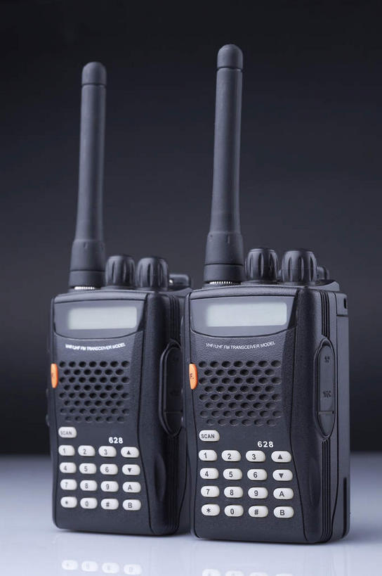 无人,说,竖图,室内,特写,白天,正面,通讯,静物,阴影,黑色背景,反射,影子,移动,通讯设备,两个,黑色,通信,摄影,影棚,对讲机,摄影棚,交流,沟通,讲话,交谈,说话,谈话,通话,彩图,影棚拍摄,拍摄