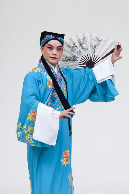 东方人,一个人,演员,站,竖图,室内,白天,正面,民族服装,化妆,帽子,亚洲,仅一个男性,仅一个人,一把,表演,握,灰色背景,服装,扇子,折扇,纸扇,清凉,拿,拿着,注视,黄种人,凉爽,文化,扮演,仅一个年轻男性,衣服,蓝色,彩妆,观察,看,站着,握着,摄影,服饰,影棚,观看,察看,演出,衣着,穿着,关注,中国文化,摄影棚,戏剧,表演服,演出服,京剧,戏曲,国粹,皮黄,一顶,撒扇,衣饰,道具服,男人,男性,年轻男性,亚洲人,站立,半身,彩图,影棚拍摄,传统服装,民俗服,拍摄,京剧服饰,国剧,京戏,平剧,中国戏曲,传统文化,舞台妆,京剧演员,才子,张珙,张生