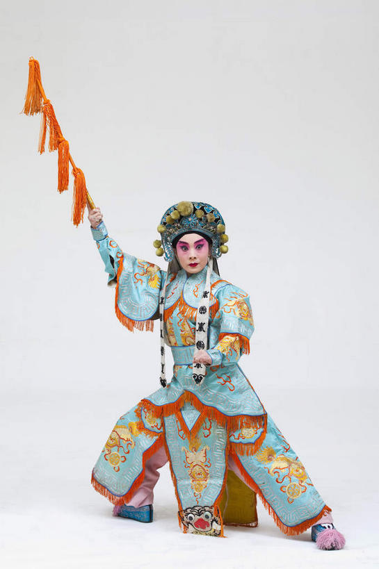 东方人,一个人,演员,站,举,竖图,室内,白天,正面,民族服装,化妆,锻炼,运动,亚洲,仅一个年轻女性,仅一个女性,仅一个人,表演,握,灰色背景,服装,头饰,拿,拿着,注视,黄种人,历史,文化,扮演,衣服,蓝色,彩妆,观察,看,托,站着,大衣,弓步,握着,摄影,服饰,影棚,观看,张开双腿,察看,演出,衣着,穿着,关注,中国文化,摄影棚,戏剧,表演服,演出服,京剧,将军,戏曲,国粹,花木兰,皮黄,衣饰,英雄,展开双腿,道具服,体育,年轻女性,女人,女性,亚洲人,举起,举手,举着,向上举,向上伸,向上托,站立,彩图,全身,影棚拍摄,传统服装,民俗服,健身,拍摄,京剧服饰,国剧,京戏,平剧,中国戏曲,孝烈将军,女中丈夫,女中豪杰,女将,巾帼英雄,巾帼须眉,弓箭步,伸展双腿,传统文化,典故,木兰从军,舞台妆,京剧演员