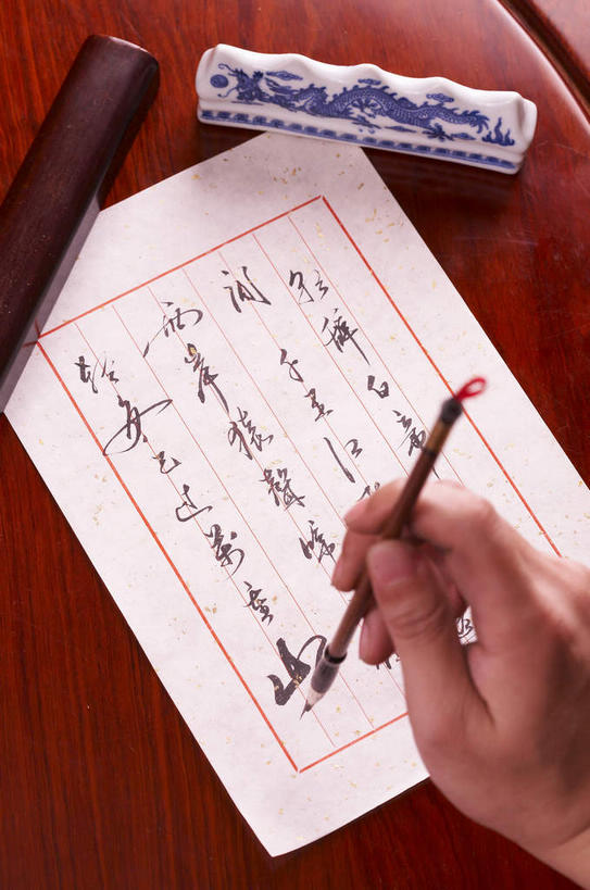 东方人,手,一个人,竖图,俯视,室内,特写,白天,桌面,桌子,亚洲,仅一个男性,仅一个人,握,阴影,艺术,反射,木制,笔,标志,毛笔,书法,文字,影子,纸,字符,陶瓷,木桌,办公用品,陶瓷制品,拿,拿着,黄种人,文化,标识,文具,仅一个年轻男性,木制品,学习用品,手部,汉字,握着,单手,笔架,文具用品,一支,书写,中文,毛笔字,宣纸,国文,华文,誊写,纸寿千年,纸中之王,泾县纸,男人,男性,年轻男性,亚洲人,半身,彩图,高角度拍摄,中国书法,笔搁,笔格,木桌子