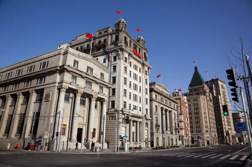 无人,高楼大厦,横图,室外,白天,仰视,度假,安全,美景,城市风光,标志建筑,城市,大厦,道路,地标,建筑,路,摩天大楼,人行横道,公路,旗帜,国旗,上海,中国,亚洲,阴影,飘扬,光线,影子,景观,红绿灯,人行道,分界线,停车线,信号灯,交通,娱乐,建设,黄浦江,五星红旗,蓝色,蓝天,天空,阳光,外滩,天,享受,休闲,景色,放松,警示,晴朗,飘逸,车行道,车行道分界线,申,提示,飞扬,标线,人行横道线,流通,黄浦区,中国国旗,东亚,车行线,中国银行大楼,沙逊大厦,中山东一路,上海市,交通信号灯,万里无云,行人信号灯,中华人民共和国,沪,华东地区,旗,晴空,晴空万里,斑马线,马路,彩图,低角度拍摄,大楼,高层建筑,高楼,摩天楼,红地五星旗,中华人民共和国国旗,黄埔滩,上海外滩,外黄埔滩,上海中国银行大楼