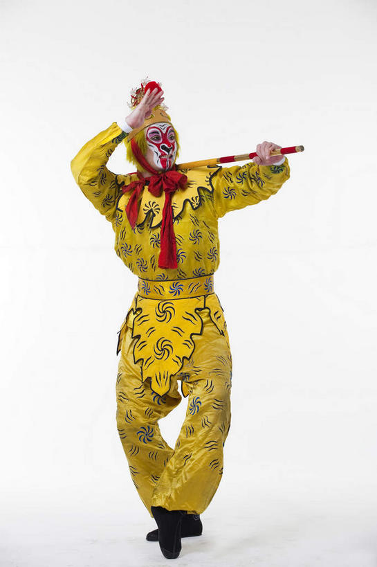 东方人,一个人,演员,站,举,竖图,室内,白天,正面,民族服装,化妆,亚洲,仅一个男性,仅一个人,仅一个中年男性,一根,表演,握,灰色背景,服装,神话,拿,拿着,注视,黄种人,文化,扮演,衣服,黄色,彩妆,观察,看,托,站着,武器,握着,遮,遮掩,孙悟空,摄影,服饰,影棚,小说,观看,察看,演出,掩盖,遮挡,衣着,穿着,关注,文学,中国文化,金箍棒,摄影棚,兵器,善良,戏剧,表演服,演出服,京剧,遮盖,忠诚,戏曲,国粹,皮黄,掩饰,冲动,衣饰,道具服,名著,四大名著,西游记,西游释厄传,弼马温,大圣,斗战胜佛,灵明石猴,美猴王,齐天大圣,孙行者,悟空,定海神针,定海神珍,灵阳棒,如意金箍棒,天河镇底神珍,聪明,男人,男性,中年男性,亚洲人,举起,举手,举着,向上举,向上伸,向上托,站立,彩图,全身,影棚拍摄,传统服装,民俗服,拍摄,京剧服饰,国剧,京戏,平剧,中国戏曲,传统文化,舞台妆,京剧演员