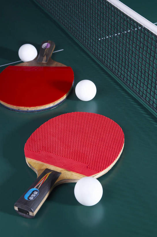 无人,竖图,俯视,室内,特写,白天,静物,五个,许多,阴影,反射,影子,乒乓球拍,乒乓球装备,乒乓球桌,球拍,运动器械,红色,白色,健身器械,摄影,影棚,摄影棚,健身器材,乒乓球球拍,乒乓球,乒乓球运动,彩图,高角度拍摄,影棚拍摄,拍摄,乒乓球台,运动器材