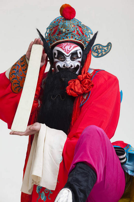 东方人,胡须,一个人,演员,站,竖图,室内,白天,正面,民族服装,化妆,亚洲,仅一个男性,仅一个人,仅一个中年男性,表演,握,灰色背景,服装,辟邪,神话,头饰,拿,拿着,注视,黄种人,文化,扮演,衣服,红色,黑色,彩妆,观察,看,祈祷,站着,健康,握着,许愿,摄影,服饰,影棚,观看,祈求,察看,演出,衣着,穿着,关注,中国文化,摄影棚,戏剧,传说,表演服,演出服,京剧,戏曲,国粹,钟馗,皮黄,驱邪,祛邪,避邪,正直,衣饰,道具服,中国神话,平安,男人,男性,中年男性,亚洲人,胡子,络腮胡,站立,半身,彩图,影棚拍摄,传统服装,民俗服,拍摄,京剧服饰,国剧,京戏,平剧,中国戏曲,赐福镇宅圣君,刚正不阿,传统文化,舞台妆,京剧演员