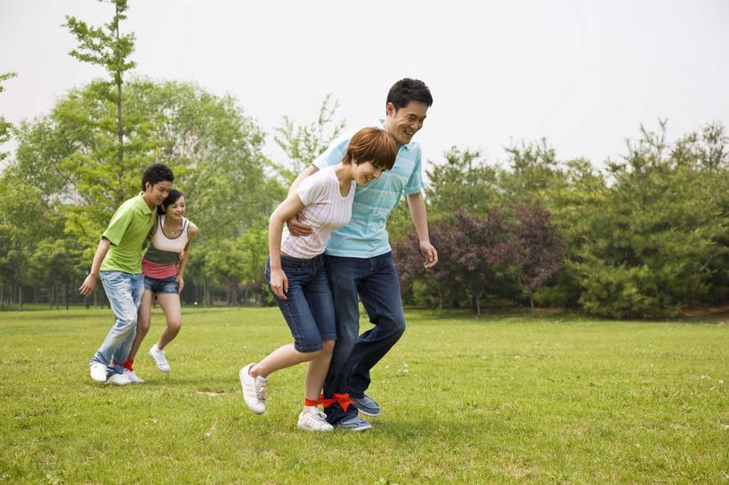 东方人,四个人,伙伴,朋友,公园,走,笑,微笑,露齿笑,横图,室外,白天,侧面,T恤衫,锻炼,快乐,友谊,比赛,运动,合作,团队,竞争,草地,草坪,树林,植物,亚洲,阴影,服装,裤子,光线,丝绸,丝带,影子,缎带,T恤,注视,牛仔裤,休闲装,黄种人,娱乐,绸带,草,树,树木,衣服,蓝色,绿色,蓝天,天空,阳光,自然,天,观察,看,休闲,休闲服,战略,搭,服饰,生长,晴朗,成长,观看,察看,体育运动,搭着,关注,万里无云,联合,合谋,配合,体育,协作,友情,男人,男性,年轻男性,年轻女性,女人,女性,亚洲人,晴空,晴空万里,步行,散步,走路,彩图,全身,健身,两人三足