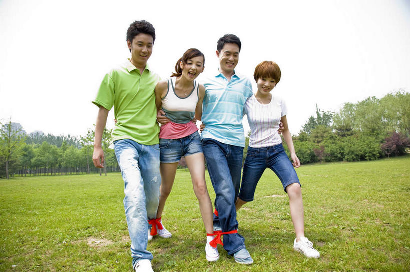 东方人,四个人,伙伴,朋友,公园,走,笑,微笑,露齿笑,横图,室外,白天,正面,T恤衫,锻炼,快乐,友谊,比赛,运动,合作,团队,竞争,草地,草坪,树林,植物,亚洲,服装,裤子,T恤,注视,牛仔裤,休闲装,黄种人,娱乐,草,树,树木,衣服,红色,绿色,天空,自然,绳子,天,观察,看,休闲,休闲服,战略,搭,服饰,生长,成长,观看,绳索,察看,体育运动,搭着,关注,联合,合谋,配合,体育,协作,友情,男人,男性,年轻男性,年轻女性,女人,女性,亚洲人,牛仔短裤,步行,散步,走路,彩图,全身,健身,两人三足