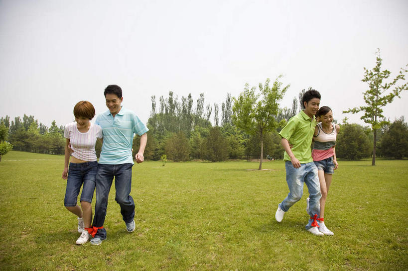 东方人,四个人,伙伴,朋友,公园,走,笑,微笑,露齿笑,横图,室外,白天,正面,锻炼,快乐,友谊,比赛,运动,合作,团队,竞争,草地,草坪,植物,亚洲,服装,裤子,丝绸,丝带,缎带,注视,牛仔裤,休闲装,黄种人,娱乐,绸带,草,树,树木,衣服,绿色,天空,自然,天,观察,看,休闲,休闲服,战略,搭,服饰,生长,成长,观看,察看,体育运动,搭着,关注,联合,合谋,配合,体育,协作,友情,男人,男性,年轻男性,年轻女性,女人,女性,亚洲人,步行,散步,走路,彩图,全身,健身,两人三足