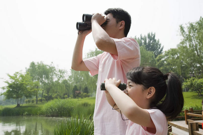 东方人,儿童,两个人,家庭,父亲,女儿,公园,站,横图,室外,白天,侧面,纯洁,仪器,科技,草地,草坪,湖,湖泊,水,植物,亚洲,眺望,握,服装,检查,研究,反射,分析,科学,木板,望远镜,湖面,水流,水面,桥,木桥,拿,拿着,注视,休闲装,黄种人,栈桥,草,树,树木,两个,小孩,衣服,粉色,绿色,天空,自然,湖水,天,观察,看,站着,休闲,温暖,温馨,父女,一家人,休闲服,父爱,可爱,清晰,探索,童年,童趣,握着,服饰,生长,放大,成长,观看,人行桥,木板桥,仔细,和睦,科研,察看,科学技术,瞭望,聚焦,关注,童真,烂漫,无邪,远视镜,瞭望镜,光学,清楚,双筒镜,双筒望远镜,天真,男人,男性,年轻男性,女孩,亚洲人,孩子,年轻人,站立,半身,彩图,融洽,光学仪器,千里镜,女生