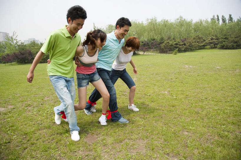 东方人,四个人,伙伴,朋友,公园,笑,微笑,露齿笑,横图,室外,白天,侧面,锻炼,快乐,友谊,比赛,运动,合作,团队,竞争,草地,草坪,树林,植物,亚洲,阴影,裤子,光线,影子,注视,牛仔裤,黄种人,娱乐,草,树,树木,蓝色,绿色,蓝天,天空,阳光,自然,天,低头,观察,看,休闲,战略,生长,晴朗,成长,观看,捆绑,察看,体育运动,关注,万里无云,联合,合谋,绑缚,垂头,配合,体育,协作,友情,男人,男性,年轻男性,年轻女性,女人,女性,亚洲人,晴空,晴空万里,牛仔短裤,彩图,全身,健身,两人三足