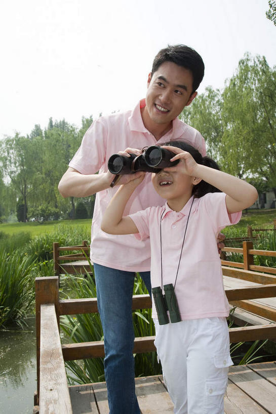 东方人,儿童,两个人,家庭,父亲,女儿,公园,栏杆,站,举,笑,微笑,露齿笑,竖图,室外,白天,正面,T恤衫,纯洁,仪器,科技,河流,树林,水,植物,道路,路,亚洲,眺望,握,阴影,服装,裤子,检查,研究,反射,分析,光线,科学,木板,望远镜,影子,河水,水流,围栏,小路,桥,木桥,交通,T恤,注视,牛仔裤,休闲装,黄种人,护栏,栈桥,树,树木,两个,小孩,衣服,粉色,绿色,天空,阳光,自然,天,观察,看,托,站着,休闲,温暖,温馨,父女,一家人,休闲服,父爱,可爱,清晰,探索,童年,童趣,握着,服饰,生长,放大,成长,观看,人行桥,木板桥,仔细,和睦,科研,察看,科学技术,瞭望,聚焦,关注,童真,烂漫,无邪,远视镜,瞭望镜,光学,清楚,双筒镜,双筒望远镜,天真,男人,男性,年轻男性,女孩,亚洲人,孩子,年轻人,举起,举手,举着,向上举,向上伸,向上托,站立,半身,彩图,融洽,光学仪器,千里镜,女生