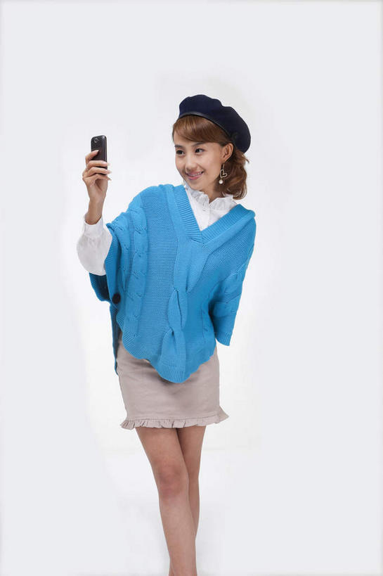 东方人,一个人,站,笑,打电话,微笑,露齿笑,竖图,室内,白天,正面,裙子,电话,帽子,手机,亚洲,仅一个年轻女性,仅一个女性,仅一个人,握,灰色背景,服装,拿,拿着,注视,休闲装,黄种人,通讯设备,衣服,蓝色,观察,看,站着,休闲,休闲服,握着,短裙,摄影,服饰,影棚,观看,半身裙,察看,关注,摄影棚,一部,一顶,超短裙,交流,年轻女性,女人,女性,亚洲人,沟通,通话,站立,半身,彩图,影棚拍摄,拍摄