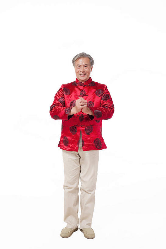 东方人,一个人,站,笑,微笑,露齿笑,竖图,室内,白天,白色背景,正面,民族服装,春节,亚洲,仅一个男性,仅一个人,节日,庆祝,祝福,注视,黄种人,文化,红色,观察,看,手势,站着,仅一个老年男性,庆典,恭喜,摄影,影棚,观看,纪念,礼节,察看,关注,摄影棚,祝贺,礼仪,祝愿,作揖,拱手,尊敬,恭敬,寒暄,恭贺,同喜,老年男性,男人,男性,亚洲人,站立,彩图,全身,影棚拍摄,传统服装,民俗服,拍摄,唐装,打手势