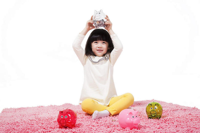 东方人,儿童,一个人,坐,举,笑,盘腿,微笑,横图,室内,白天,白色背景,正面,纯洁,地毯,亚洲,仅一个女性,仅一个人,握,服装,裤子,装饰,编织,手工艺品,织物,拿,拿着,注视,休闲装,黄种人,小孩,衣服,粉色,黄色,白色,容器,工艺品,观察,看,托,仅一个小孩,休闲,休闲服,储蓄罐,器皿,可爱,童年,童趣,储蓄,存钱,握着,金融,理财,摄影,服饰,影棚,经济,观看,华丽,修饰,点缀,察看,资金,存钱罐,关注,摄影棚,存款,流通,贸易,童真,烂漫,无邪,贮钱罐,储钱罐,扑满,衬托,美观,雅致,雅观,天真,女孩,女人,女性,亚洲人,孩子,举起,举手,举着,盘腿而坐,盘膝,盘着腿的,盘着腿坐,双腿交叉,向上举,向上伸,向上托,坐着,彩图,全身,影棚拍摄,拍摄,女生,小猪存钱罐
