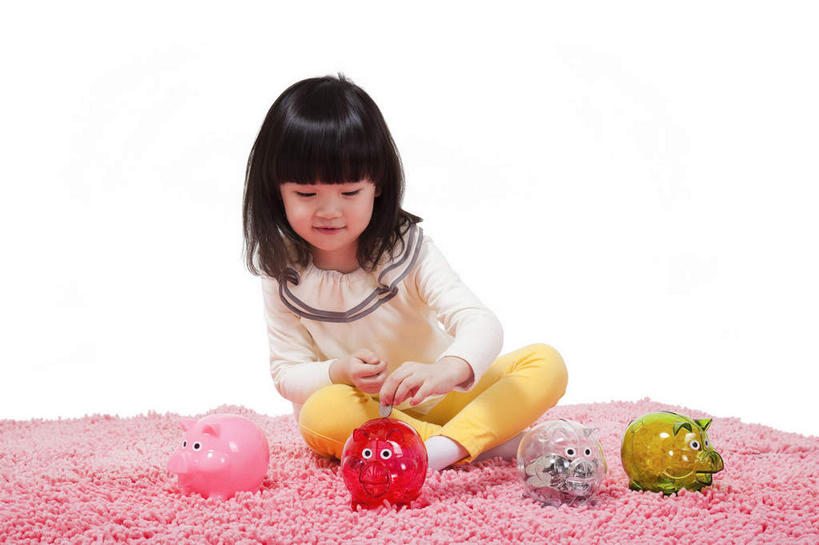 东方人,儿童,一个人,坐,笑,盘腿,微笑,横图,室内,白天,白色背景,正面,纯洁,地毯,亚洲,仅一个女性,仅一个人,握,服装,装饰,编织,手工艺品,织物,拿,拿着,注视,休闲装,黄种人,小孩,衣服,粉色,容器,工艺品,观察,看,仅一个小孩,休闲,休闲服,储蓄罐,器皿,可爱,童年,童趣,储蓄,存钱,握着,金融,理财,摄影,服饰,影棚,经济,观看,华丽,修饰,点缀,察看,资金,存钱罐,关注,摄影棚,存款,流通,贸易,童真,烂漫,无邪,贮钱罐,储钱罐,扑满,衬托,美观,雅致,雅观,天真,女孩,女人,女性,亚洲人,孩子,盘腿而坐,盘膝,盘着腿的,盘着腿坐,双腿交叉,坐着,彩图,全身,影棚拍摄,拍摄,女生,小猪存钱罐