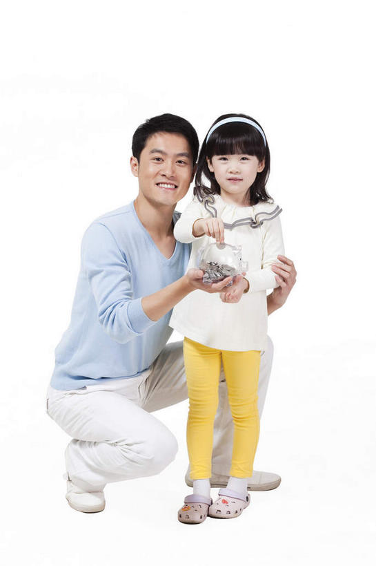 东方人,儿童,两个人,家庭,父亲,女儿,站,蹲,捧,笑,微笑,露齿笑,竖图,室内,白天,白色背景,正面,纯洁,亚洲,服装,裤子,注视,休闲装,黄种人,小孩,衣服,黄色,蓝色,白色,容器,观察,看,站着,休闲,温暖,温馨,父女,一家人,休闲服,储蓄罐,器皿,父爱,可爱,童年,童趣,储蓄,存钱,金融,理财,摄影,服饰,影棚,经济,观看,和睦,察看,资金,存钱罐,关注,摄影棚,存款,流通,贸易,童真,烂漫,无邪,贮钱罐,储钱罐,扑满,天真,男人,男性,年轻男性,女孩,亚洲人,孩子,年轻人,端,端着,蹲着,捧着,手捧,站立,彩图,全身,影棚拍摄,拍摄,融洽,女生,小猪存钱罐