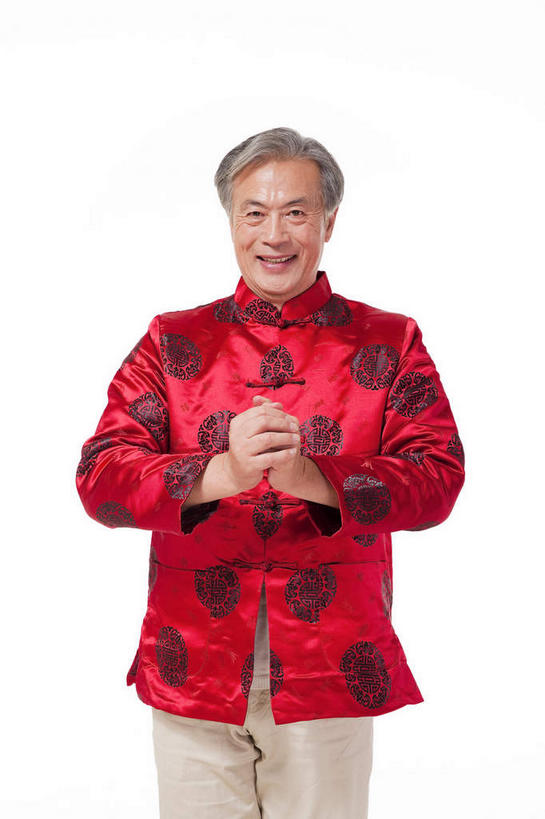 东方人,一个人,站,笑,微笑,露齿笑,竖图,室内,白天,白色背景,正面,民族服装,春节,亚洲,仅一个男性,仅一个人,裤子,节日,庆祝,祝福,注视,休闲裤,黄种人,文化,红色,观察,看,手势,站着,仅一个老年男性,庆典,恭喜,摄影,影棚,观看,纪念,礼节,察看,关注,摄影棚,祝贺,礼仪,祝愿,作揖,拱手,尊敬,恭敬,寒暄,恭贺,同喜,老年男性,男人,男性,亚洲人,站立,半身,彩图,影棚拍摄,传统服装,民俗服,拍摄,唐装,打手势