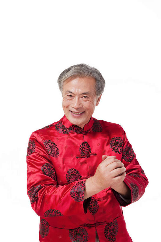 东方人,一个人,站,笑,微笑,露齿笑,竖图,室内,白天,白色背景,正面,民族服装,春节,亚洲,仅一个男性,仅一个人,裤子,节日,庆祝,祝福,注视,休闲裤,黄种人,文化,红色,观察,看,手势,站着,仅一个老年男性,庆典,恭喜,摄影,影棚,观看,纪念,礼节,察看,关注,摄影棚,祝贺,礼仪,祝愿,作揖,拱手,尊敬,恭敬,寒暄,恭贺,同喜,老年男性,男人,男性,亚洲人,站立,半身,彩图,影棚拍摄,传统服装,民俗服,拍摄,唐装,打手势