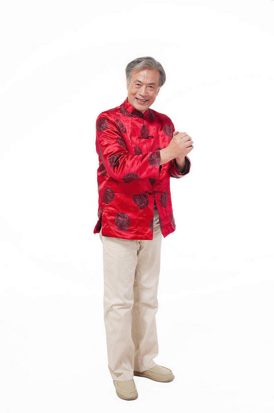 东方人,一个人,站,笑,微笑,露齿笑,竖图,室内,白天,白色背景,侧面,民族服装,春节,亚洲,仅一个男性,仅一个人,裤子,节日,庆祝,祝福,注视,休闲裤,黄种人,文化,红色,观察,看,手势,站着,仅一个老年男性,庆典,恭喜,摄影,影棚,观看,纪念,礼节,察看,关注,摄影棚,祝贺,礼仪,祝愿,作揖,拱手,尊敬,恭敬,寒暄,恭贺,同喜,老年男性,男人,男性,亚洲人,站立,彩图,全身,影棚拍摄,传统服装,民俗服,拍摄,唐装,打手势