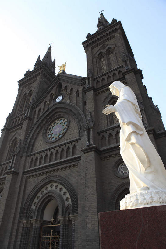 西方人,一个人,无人,牧师,传教士,教堂,站,竖图,室外,白天,仰视,旅游,度假,名胜古迹,标志建筑,地标,建筑,雕塑,欧洲,中国,欧洲人,亚洲,仅一个男性,仅一个人,阴影,节日,遗迹,艺术,装饰,光线,雕刻,雕像,影子,注视,古迹,文化,文物,娱乐,建设,古建筑,仅一个年轻男性,蓝色,蓝天,天空,阳光,工艺品,天,观察,看,祈祷,站着,享受,休闲,健康,旅游胜地,放松,许愿,宗教,信仰,晴朗,观看,纪念,祈求,美术,察看,基督教,关注,天主教,主题,陈列,信念,古文明,东亚,辽宁,辽宁省,沈阳,万里无云,中华人民共和国,省会,功能,美学,沈阳市,辽,东北地区,袍子,平安,男人,男性,年轻男性,白种人,晴空,晴空万里,传道者,祭司,教士,神甫,神父,站立,彩图,低角度拍摄,全身,大教堂,礼拜堂,沈河区,东北,中国东北地区,白色人种,高加索人种,欧罗巴人种,东北三省,东三省,沈阳南关教堂,沈阳天主教堂