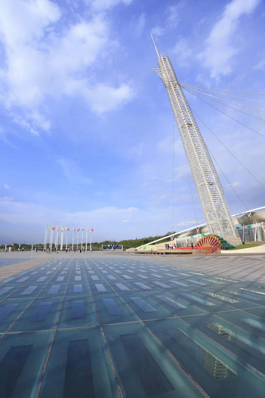 无人,竖图,室外,白天,正面,度假,美景,树林,植物,城市风光,城市,道路,路,公路,旗帜,中国,亚洲,阴影,高大,光线,影子,景观,云,云朵,塔,交通,宏伟,云彩,娱乐,旗子,树,树木,蓝色,绿色,白云,蓝天,天空,阳光,自然,天,享受,休闲,景色,放松,生长,晴朗,成长,东亚,辽宁,辽宁省,沈阳,中华人民共和国,省会,旌旗,旗号,沈阳市,辽,东北地区,高峻,嵬峨,晴空,马路,彩图,棋盘山风景区,沈阳棋盘山国际风景旅游开发区,沈阳世博园,东北,棋盘山,中国东北地区,东北三省,东三省