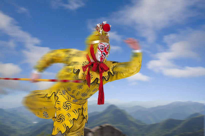 东方人,一个人,无人,演员,站,举,横图,室内,白天,正面,化妆,数码,科技,帽子,亚洲,仅一个男性,仅一个人,仅一个中年男性,握,阴影,服装,朦胧,模糊,神话,网络,高光,几何,计算机图形,合成,抬腿,注视,黄种人,文化,一个,衣服,黄色,彩妆,观察,看,托,站着,武器,握着,孙悟空,服饰,单个,小说,观看,电脑合成图,数码合成图,察看,衣着,合成图,穿着,关注,文学,中国文化,金箍棒,兵器,善良,戏剧,表演服,演出服,京剧,忠诚,戏曲,国粹,皮黄,写实,具体,具象,冲动,衣饰,道具服,名著,四大名著,西游记,西游释厄传,弼马温,大圣,斗战胜佛,灵明石猴,美猴王,齐天大圣,孙行者,悟空,定海神针,定海神珍,灵阳棒,如意金箍棒,天河镇底神珍,聪明,男人,男性,中年男性,亚洲人,举起,举手,举着,向上举,向上伸,向上托,站立,半身,彩图,国剧,京戏,平剧,中国戏曲,传统文化,舞台妆,京剧演员