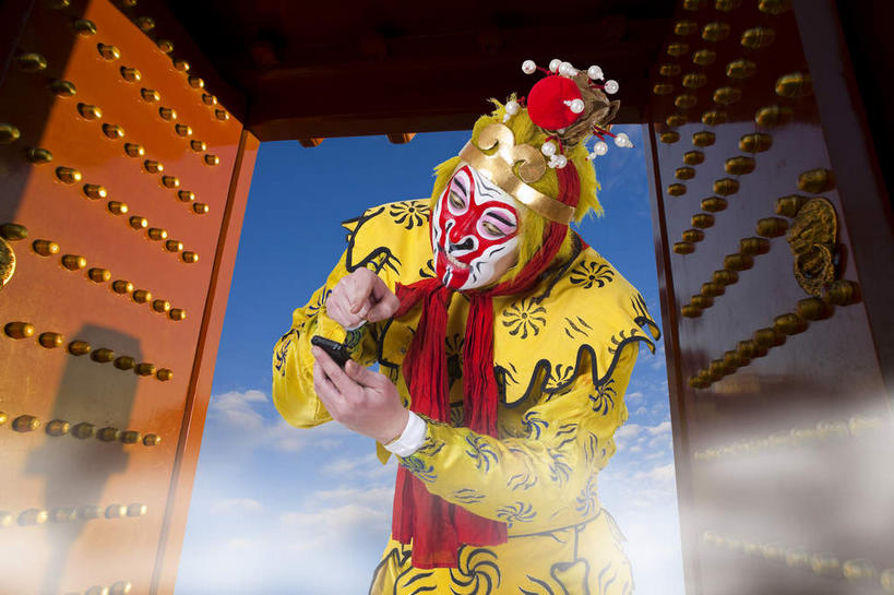 东方人,一个人,无人,演员,站,横图,室内,白天,正面,化妆,数码,科技,门,帽子,亚洲,仅一个男性,仅一个人,仅一个中年男性,阴影,服装,神话,光线,网络,影子,云,云朵,高光,几何,计算机图形,合成,云彩,注视,黄种人,文化,一个,衣服,黄色,蓝色,白云,蓝天,天空,阳光,彩妆,门框,天,观察,看,站着,武器,孙悟空,服饰,晴朗,单个,小说,观看,电脑合成图,数码合成图,察看,衣着,合成图,穿着,关注,文学,中国文化,金箍棒,兵器,善良,戏剧,表演服,演出服,京剧,忠诚,戏曲,国粹,皮黄,写实,具体,具象,冲动,衣饰,道具服,名著,四大名著,西游记,西游释厄传,弼马温,大圣,斗战胜佛,灵明石猴,美猴王,齐天大圣,孙行者,悟空,定海神针,定海神珍,灵阳棒,如意金箍棒,天河镇底神珍,聪明,男人,男性,中年男性,亚洲人,晴空,站立,半身,彩图,国剧,京戏,平剧,中国戏曲,传统文化,舞台妆,京剧演员