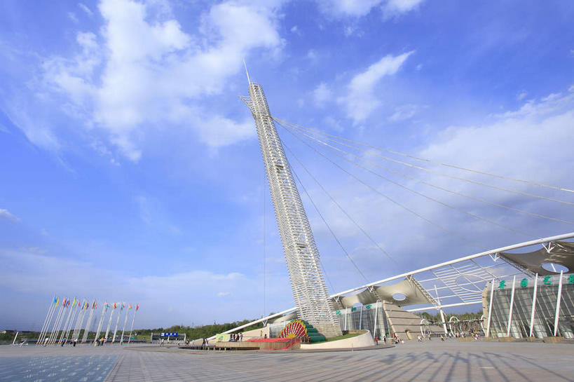 无人,横图,室外,白天,正面,度假,美景,树林,植物,城市风光,城市,道路,路,公路,旗帜,中国,亚洲,阴影,高大,光线,影子,景观,云,云朵,塔,交通,宏伟,云彩,娱乐,旗子,树,树木,蓝色,绿色,白云,蓝天,天空,阳光,自然,天,享受,休闲,景色,放松,生长,晴朗,成长,东亚,辽宁,辽宁省,沈阳,中华人民共和国,省会,旌旗,旗号,沈阳市,辽,东北地区,高峻,嵬峨,晴空,马路,彩图,棋盘山风景区,沈阳棋盘山国际风景旅游开发区,沈阳世博园,东北,棋盘山,中国东北地区,东北三省,东三省