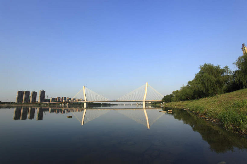 无人,家,横图,室外,白天,正面,度假,草地,草坪,河流,美景,树林,水,植物,城市风光,城市,大桥,桥梁,中国,亚洲,阴影,光线,影子,房屋,屋子,河水,景观,水流,公寓,斜拉桥,桥,娱乐,洋房,楼房,住宅,草,树,树木,蓝色,绿色,倒影,蓝天,天空,阳光,自然,天,享受,休闲,景色,放松,生长,晴朗,成长,倒映,东亚,辽宁,辽宁省,沈阳,万里无云,中华人民共和国,省会,沈阳市,辽,东北地区,反照,斜张桥,晴空,晴空万里,彩图,房子,东北,中国东北地区,东北三省,东三省,富民桥,浑河