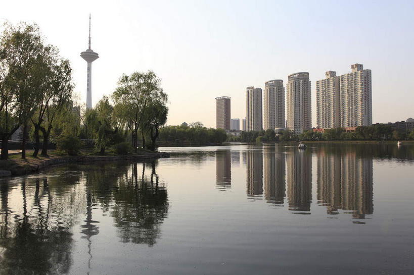 无人,公园,高楼大厦,横图,室外,白天,正面,度假,湖,湖泊,美景,日落,水,植物,城市风光,城市,大厦,建筑,摩天大楼,中国,亚洲,湖面,景观,水流,水面,晚霞,霞光,落日,塔,枝条,娱乐,树,树木,树枝,蓝色,绿色,倒影,蓝天,天空,自然,黄昏,湖水,天,享受,休闲,景色,彩霞,放松,生长,成长,倒映,东亚,辽宁,辽宁省,沈阳,中华人民共和国,省会,沈阳市,辽,东北地区,夕照,反照,虬枝,枝杈,薄暮,夕阳,彩图,傍晚,大楼,高层建筑,高楼,摩天楼,沈河区,斜阳,东北,中国东北地区,东北三省,东三省,青年公园