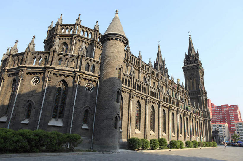 无人,教堂,横图,室外,白天,仰视,旅游,度假,名胜古迹,植物,窗户,标志建筑,道路,地标,建筑,路,公路,中国,亚洲,一排,许多,阴影,节日,遗迹,整齐,光线,影子,交通,很多,古迹,文化,文物,娱乐,建设,古建筑,树,树木,排列,蓝色,绿色,蓝天,天空,阳光,自然,天,祈祷,享受,休闲,健康,旅游胜地,放松,许愿,宗教,信仰,生长,晴朗,成长,纪念,祈求,基督教,队列,天主教,信念,古文明,东亚,辽宁,辽宁省,沈阳,万里无云,中华人民共和国,省会,沈阳市,辽,东北地区,平安,晴空,晴空万里,马路,彩图,低角度拍摄,大教堂,礼拜堂,沈河区,东北,中国东北地区,东北三省,东三省,沈阳南关教堂,沈阳天主教堂