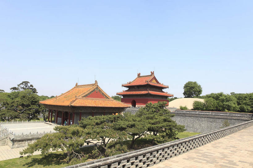 无人,宫殿,横图,室外,白天,正面,旅游,度假,名胜古迹,树林,植物,标志建筑,地标,建筑,中国,亚洲,阴影,遗迹,光线,瓦片,影子,墙,瓦,古迹,文物,娱乐,建设,古建筑,墙壁,墙面,树,树木,蓝色,绿色,蓝天,天空,阳光,自然,天,享受,休闲,墓地,旅游胜地,放松,建造,生长,晴朗,成长,坟墓,陵墓,宫廷,坟场,古文明,东亚,屋瓦,辽宁,辽宁省,沈阳,万里无云,中华人民共和国,省会,沈阳市,辽,东北地区,王宫,晴空,晴空万里,彩图,皇宫,北陵,清昭陵,昭陵,东北,中国东北地区,东北三省,东三省