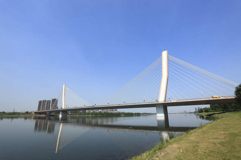 无人,高楼大厦,横图,室外,白天,正面,旅游,度假,草地,草原,河流,水,植物,标志建筑,大桥,大厦,地标,建筑,摩天大楼,桥梁,中国,亚洲,阴影,光线,影子,河水,旷野,水流,斜拉桥,桥,娱乐,建设,草,蓝色,绿色,倒影,蓝天,天空,阳光,天,享受,休闲,旅游胜地,放松,晴朗,倒映,原野,东亚,辽宁,辽宁省,沈阳,万里无云,中华人民共和国,省会,沈阳市,辽,东北地区,反照,斜张桥,晴空,晴空万里,彩图,大楼,高层建筑,高楼,摩天楼,东北,中国东北地区,东北三省,东三省,富民桥,浑河