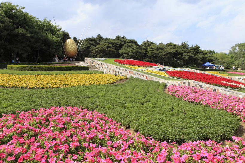 无人,横图,室外,白天,正面,旅游,度假,草地,草坪,花海,花圃,美景,树林,植物,叶子,雕塑,中国,亚洲,阴影,艺术,装饰,盛开,光线,雕刻,雕像,影子,景观,云,云朵,花蕾,云彩,娱乐,草,花,花瓣,花朵,花卉,鲜花,树,树木,蓝色,绿色,白云,蓝天,天空,阳光,自然,工艺品,花丛,花束,花田,天,花苞,花蕊,享受,休闲,景色,放松,生长,晴朗,成长,纪念,美术,自然风光,主题,陈列,东亚,辽宁,辽宁省,沈阳,中华人民共和国,省会,功能,美学,沈阳市,辽,东北地区,晴空,彩图,棋盘山风景区,沈阳棋盘山国际风景旅游开发区,沈阳世博园,东北,棋盘山,中国东北地区,东北三省,东三省