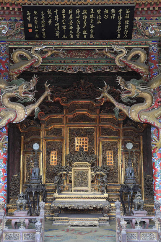 无人,故宫,宫殿,竖图,室内,白天,正面,旅游,度假,名胜古迹,标志建筑,地标,建筑,椅子,雕塑,中国,亚洲,遗迹,艺术,装饰,雕刻,雕像,木椅,古迹,文物,娱乐,建设,古建筑,工艺品,享受,休闲,旅游胜地,放松,纪念,美术,权利,主题,陈列,古文明,东亚,辽宁,辽宁省,沈阳,中华人民共和国,省会,功能,美学,沈阳市,辽,东北地区,龙椅,彩图,奉天行宫,沈河区,沈阳故宫,沈阳故宫博物院,盛京宫阙,东北,中国东北地区,东北三省,东三省