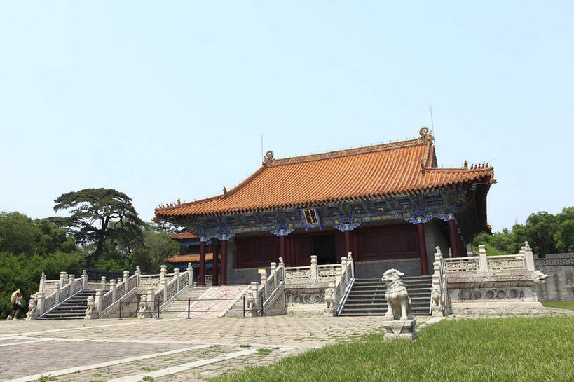 无人,宫殿,栏杆,横图,室外,白天,仰视,旅游,度假,名胜古迹,树林,植物,楼梯,标志建筑,地标,建筑,雕塑,中国,亚洲,阴影,遗迹,艺术,装饰,光线,雕刻,雕像,扶手,瓦片,影子,阶梯,瓦,古迹,文物,娱乐,建设,古建筑,护栏,台阶,树,树木,蓝色,绿色,蓝天,天空,阳光,自然,工艺品,天,享受,休闲,旅游胜地,放松,建造,生长,晴朗,成长,纪念,美术,宫廷,主题,陈列,古文明,东亚,屋瓦,辽宁,辽宁省,沈阳,万里无云,中华人民共和国,省会,功能,美学,沈阳市,辽,东北地区,王宫,晴空,晴空万里,彩图,低角度拍摄,皇宫,东陵,福陵,清福陵,东北,中国东北地区,东北三省,东三省