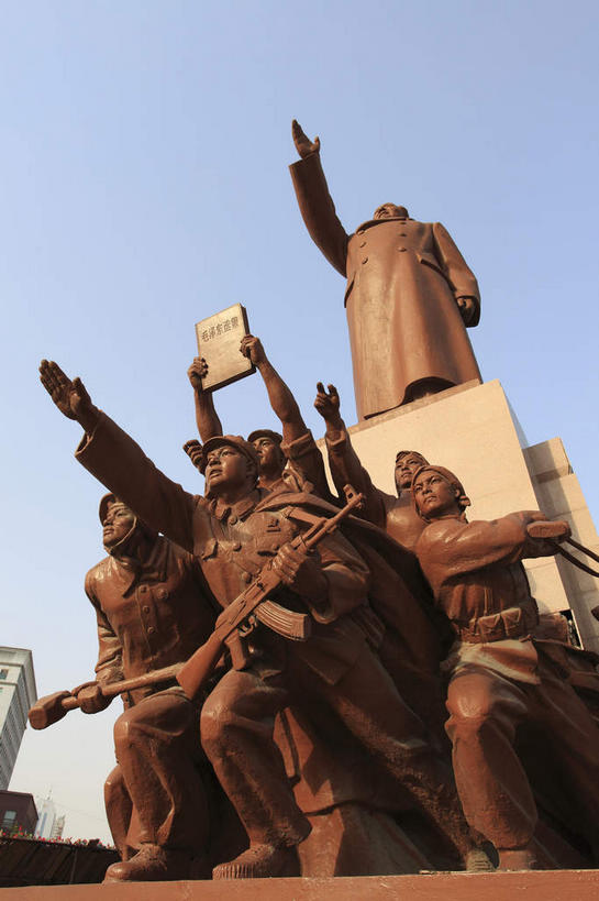 东方人,无人,站,举,竖图,室外,白天,仰视,民族服装,成功,合作,团队,集体,信心,雕塑,中国,亚洲,士兵,阴影,艺术,装饰,光线,毛泽东,雕刻,雕像,影子,许多人,注视,黄种人,队伍,蓝色,蓝天,天空,阳光,工艺品,天,观察,看,托,站着,一群人,主席,晴朗,观看,纪念,军人,美术,察看,领导,成就,关注,主题,合伙,领袖,陈列,毛主席,东亚,辽宁,辽宁省,中山广场,军队,沈阳,万里无云,中华人民共和国,省会,功能,美学,沈阳市,辽,东北地区,二十八画生,润之,诗人,石三伢子,咏芝,革命家,理论家,首脑,战略家,男人,男性,年轻男性,中年男性,亚洲人,晴空,晴空万里,举起,举手,举着,向上举,向上伸,向上托,站立,半身,彩图,低角度拍摄,传统服装,民俗服,武装组织,东北,中国东北地区,东北三省,东三省