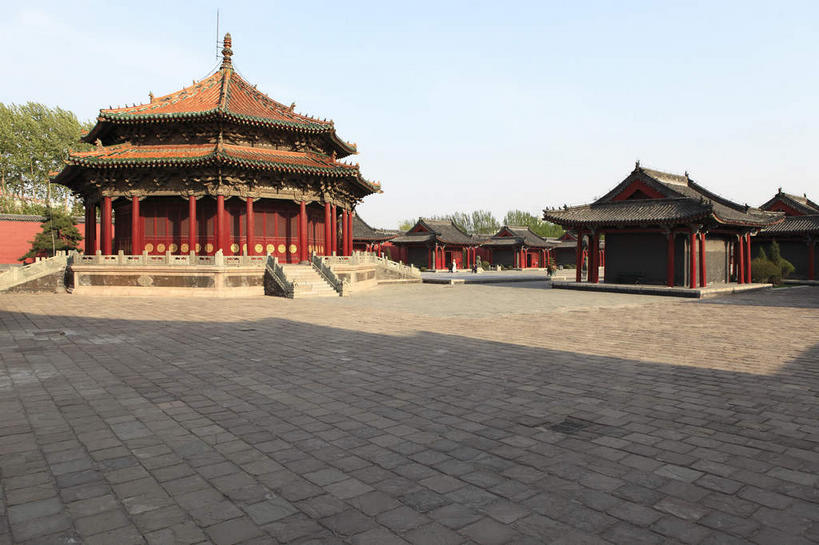 无人,故宫,宫殿,栏杆,横图,室外,白天,正面,旅游,度假,名胜古迹,树林,植物,楼梯,标志建筑,道路,地标,建筑,路,公路,中国,亚洲,阴影,遗迹,光线,扶手,瓦片,影子,阶梯,交通,瓦,古迹,文物,娱乐,建设,古建筑,护栏,台阶,树,树木,蓝色,绿色,蓝天,天空,阳光,自然,天,享受,休闲,旅游胜地,放松,建造,生长,晴朗,成长,权利,古文明,东亚,屋瓦,辽宁,辽宁省,沈阳,万里无云,中华人民共和国,省会,沈阳市,辽,东北地区,晴空,晴空万里,马路,彩图,奉天行宫,沈河区,沈阳故宫,沈阳故宫博物院,盛京宫阙,东北,中国东北地区,东北三省,东三省