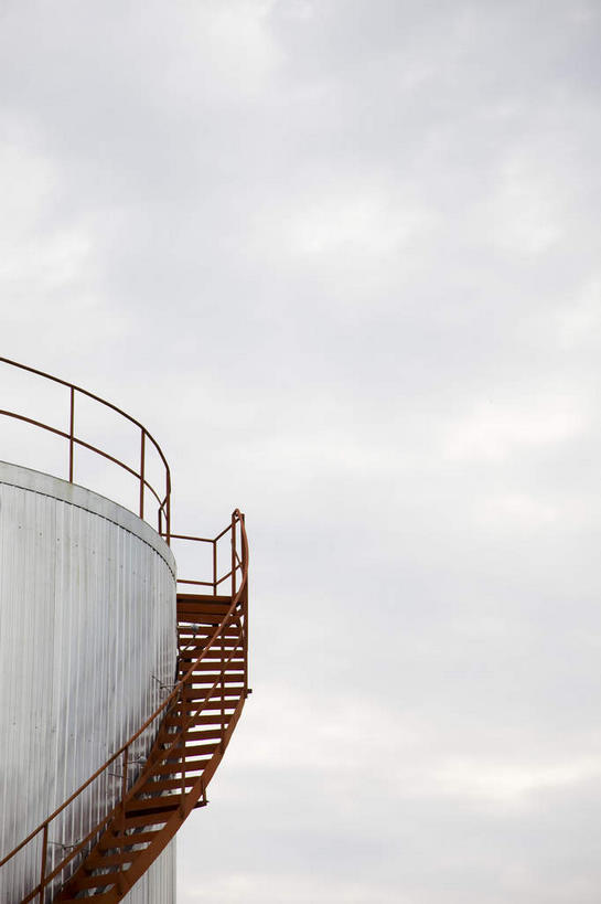 无人,工厂,栏杆,竖图,室外,白天,仰视,度假,美景,楼梯,城市风光,城市,中国,亚洲,扶手,阶梯,景观,乌云,云,阴天,云朵,塔,云彩,娱乐,护栏,台阶,红色,天空,天,享受,休闲,景色,放松,蒙,工业,昏暗,阴沉,东亚,内蒙古,中华人民共和国,华北地区,内蒙古自治区,呼伦贝尔,呼伦贝尔市,彩图,低角度拍摄,制造厂,生产工厂