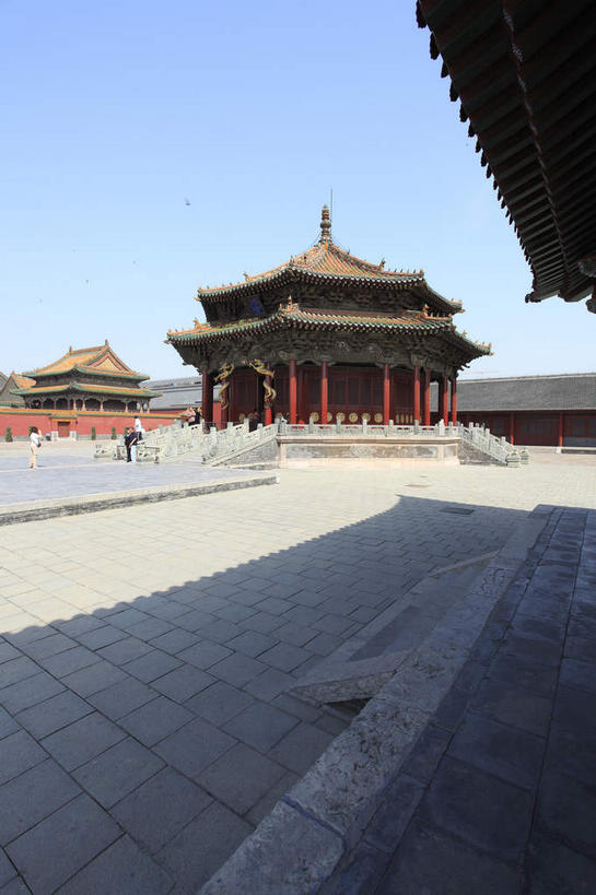 无人,故宫,宫殿,竖图,室外,白天,正面,旅游,度假,名胜古迹,标志建筑,道路,地标,建筑,路,中国,亚洲,阴影,遗迹,光线,瓦片,影子,柱子,屋檐,小路,交通,古迹,文物,娱乐,建设,古建筑,檐,石板路,蓝色,蓝天,天空,阳光,天,享受,休闲,旅游胜地,放松,晴朗,宫廷,权利,古文明,东亚,辽宁,辽宁省,沈阳,万里无云,中华人民共和国,省会,沈阳市,辽,东北地区,王宫,晴空,晴空万里,彩图,皇宫,奉天行宫,沈河区,沈阳故宫,沈阳故宫博物院,盛京宫阙,东北,中国东北地区,东北三省,东三省