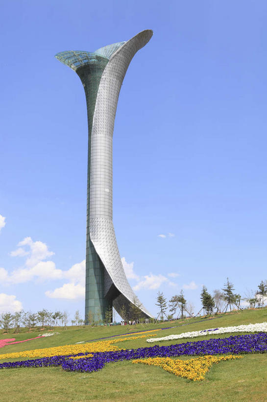 无人,竖图,室外,白天,仰视,旅游,度假,草地,草坪,植物,标志建筑,地标,建筑,雕塑,中国,亚洲,阴影,艺术,装饰,盛开,光线,雕刻,雕像,影子,云,云朵,花蕾,云彩,娱乐,建设,草,花,花瓣,花朵,鲜花,树,树木,蓝色,绿色,白云,蓝天,天空,阳光,自然,工艺品,天,花苞,花蕊,享受,休闲,旅游胜地,放松,生长,晴朗,成长,纪念,美术,主题,陈列,东亚,辽宁,辽宁省,沈阳,中华人民共和国,省会,功能,美学,沈阳市,辽,东北地区,晴空,彩图,低角度拍摄,棋盘山风景区,沈阳棋盘山国际风景旅游开发区,沈阳世博园,东北,棋盘山,中国东北地区,东北三省,东三省