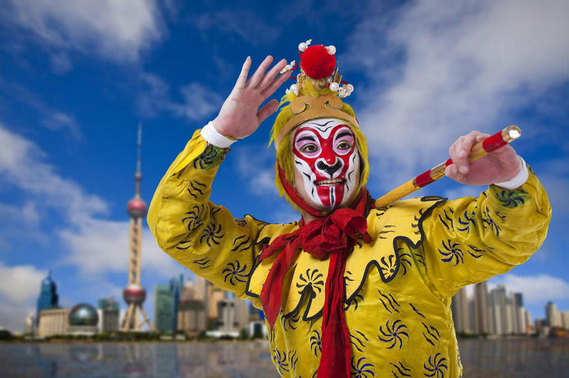 东方人,一个人,无人,举,横图,室内,白天,正面,戏服,化妆,游戏,数码,科技,帽子,上海,中国,亚洲,仅一个男性,仅一个人,仅一个中年男性,一根,表演,握,阴影,神话,光线,网络,影子,云,云朵,高光,几何,计算机图形,拿,玩,合成,云彩,拿着,注视,黄种人,娱乐,东方明珠,浦东,黄色,红色,蓝色,白云,蓝天,天空,阳光,彩妆,天,观察,看,扛,托,休闲,武器,搭,握着,遮,遮掩,孙悟空,晴朗,小说,观看,活动,申,电脑合成图,数码合成图,察看,掩盖,遮挡,合成图,搭着,发泄,关注,文学,消遣,智力,金箍棒,兵器,善良,电视塔,角色扮演,金融中心,陆家嘴,陆家嘴金融贸易区,浦东新区,东亚,遮盖,忠诚,东方明珠广播电视塔,东方明珠电视塔,上海市,中华人民共和国,沪,华东地区,写实,具体,具象,宣泄,掩饰,冲动,演戏,名著,四大名著,西游记,西游释厄传,弼马温,大圣,斗战胜佛,灵明石猴,美猴王,齐天大圣,孙行者,悟空,定海神针,定海神珍,灵阳棒,如意金箍棒,天河镇底神珍,扛在肩上,聪明,男人,男性,中年男性,亚洲人,晴空,举起,举手,举着,玩耍,嬉戏,向上举,向上伸,向上托,半身,彩图,东方明珠塔,舞台妆