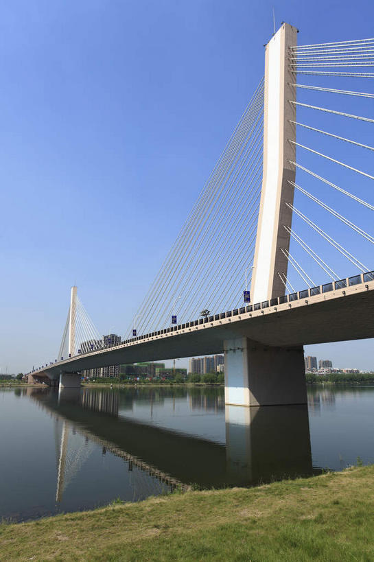 无人,高楼大厦,竖图,室外,白天,仰视,旅游,度假,河流,树林,水,植物,标志建筑,大桥,大厦,地标,建筑,摩天大楼,桥梁,中国,亚洲,阴影,光线,影子,河水,水流,斜拉桥,桥,娱乐,建设,树,树木,蓝色,绿色,倒影,蓝天,天空,阳光,自然,天,享受,休闲,旅游胜地,放松,生长,晴朗,成长,倒映,东亚,辽宁,辽宁省,沈阳,万里无云,中华人民共和国,省会,沈阳市,辽,东北地区,反照,斜张桥,晴空,晴空万里,彩图,低角度拍摄,大楼,高层建筑,高楼,摩天楼,东北,中国东北地区,东北三省,东三省,富民桥,浑河