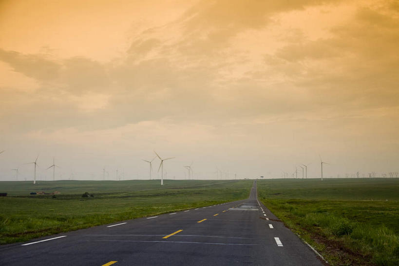 无人,横图,室外,白天,正面,消失点,旅游,度假,农业,风能,风力发电机,草地,草原,美景,日落,植物,道路,路,公路,风车,中国,亚洲,许多,环保,电力,景观,旷野,晚霞,霞光,落日,分界线,停车线,交通,很多,娱乐,设备,草,绿色,自然,黄昏,享受,休闲,发电,机械,景色,彩霞,放松,蒙,工业,能源,车行道,车行道分界线,资源,风力机,自然风光,原野,标线,利用,低碳,东亚,车行线,内蒙古,中华人民共和国,华北地区,内蒙古自治区,夕照,薄暮,风力发电,风力涡轮机,夕阳,马路,彩图,没影点,灭点,傍晚,斜阳,锡林浩特,锡林浩特市