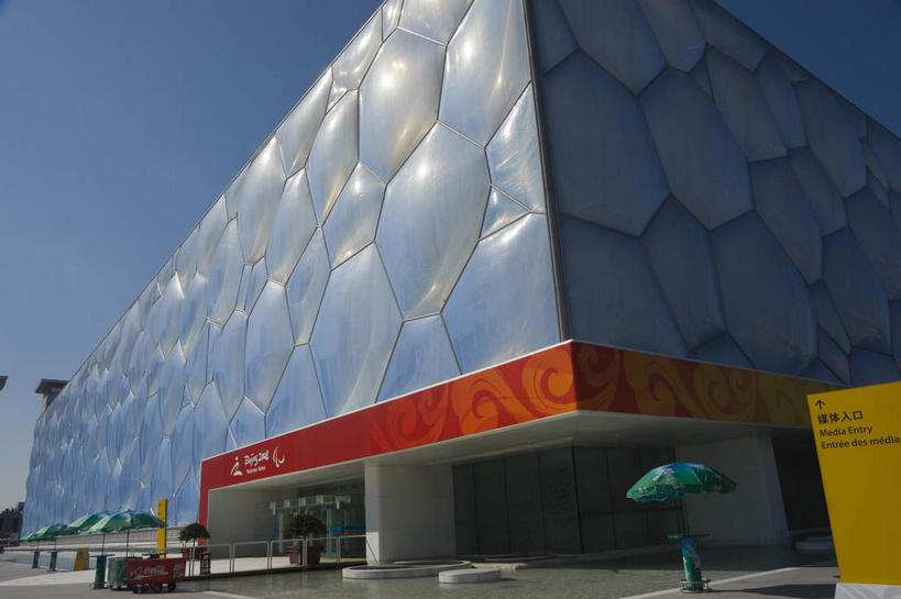 无人,体育馆,公园,运动场,横图,室外,白天,仰视,锻炼,旅游,度假,快乐,比赛,运动,竞争,标志建筑,道路,地标,建筑,路,公路,北京,中国,亚洲,阴影,光线,伞,影子,雨伞,遮阳伞,墙,交通,首都,娱乐,阳伞,建设,体育场,墙壁,墙面,蓝色,蓝天,天空,阳光,天,享受,休闲,旅游胜地,奥林匹克,奥运,放松,晴朗,太阳伞,体育运动,东亚,万里无云,中华人民共和国,北京市,京,北平,华北地区,朝阳区,运动馆,体育,晴空,晴空万里,马路,彩图,低角度拍摄,健身,北京奥林匹克公园,奥运会,奥林匹克运动,北京奥运会,国家游泳中心,水立方,2008年北京奥运会