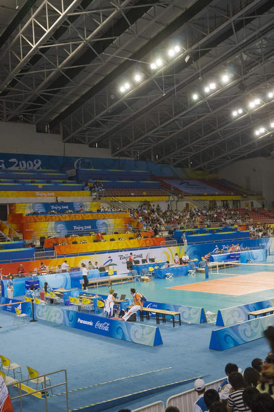 无人,体育馆,运动场,竖图,俯视,室内,白天,锻炼,度假,快乐,比赛,运动,竞争,显示器,美景,窗户,天花板,城市风光,城市,旗帜,国旗,北京,中国,亚洲,一排,许多,吊挂,悬挂,整齐,屏幕,墙,景观,看台,地面,首都,很多,挂,娱乐,显示屏,体育场,玻璃窗,墙壁,墙面,座位,排列,享受,休闲,景色,奥林匹克,奥运,放松,体育运动,队列,输出设备,东亚,海淀区,中华人民共和国,北京市,京,北平,华北地区,运动馆,坐位,体育,旗,彩图,高角度拍摄,健身,奥运会,万国旗,奥林匹克运动,北京奥运会,2008年北京奥运会,北京科大,北京科技大学,北京科技大学体育馆,北科,北科大,钢院,学院路