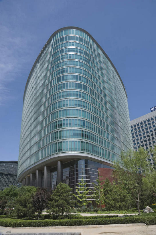 无人,高楼大厦,竖图,室外,白天,仰视,度假,美景,树林,植物,窗户,落地窗,城市风光,城市,大厦,建筑,摩天大楼,北京,中国,亚洲,一排,许多,阴影,整齐,并列,并排,光线,影子,景观,云,云朵,首都,很多,云彩,娱乐,建设,玻璃窗,树,树木,排列,蓝色,绿色,白云,蓝天,天空,阳光,自然,天,享受,休闲,景色,放松,生长,晴朗,成长,队列,平行,玻璃幕墙,东亚,中华人民共和国,东城区,北京市,京,北平,华北地区,晴空,彩图,低角度拍摄,大楼,高层建筑,高楼,摩天楼,北京奥运新闻中心,东城