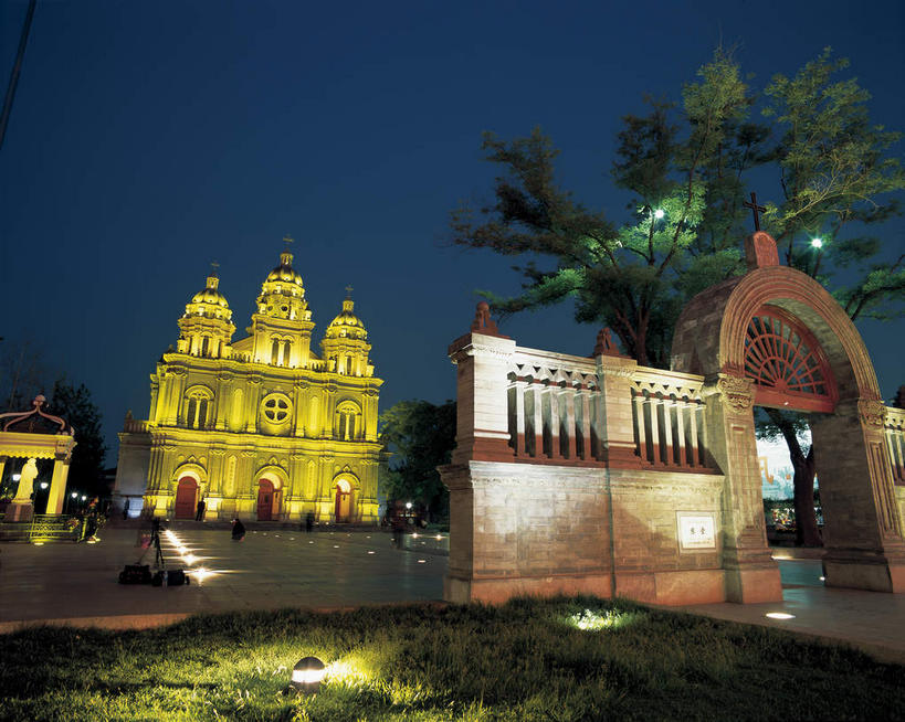 无人,家,教堂,横图,室外,夜晚,仰视,旅游,度假,名胜古迹,植物,窗户,标志建筑,道路,地标,建筑,路,路灯,公路,照明,北京,中国,亚洲,节日,遗迹,柱子,房屋,墙,屋子,公寓,拱门,灯光,交通,首都,古迹,文化,文物,娱乐,建设,古建筑,洋房,楼房,玻璃窗,墙壁,墙面,住宅,灯,树,树木,黄色,蓝色,绿色,蓝天,天空,自然,王府井,天,祈祷,享受,休闲,健康,旅游胜地,放松,许愿,宗教,信仰,生长,成长,纪念,祈求,照亮,基督教,照明设备,天主教,信念,古文明,东亚,中华人民共和国,东城区,北京市,京,北平,华北地区,王府井大街,平安,马路,彩图,低角度拍摄,房子,大教堂,礼拜堂,东堂,王府井天主堂,东城