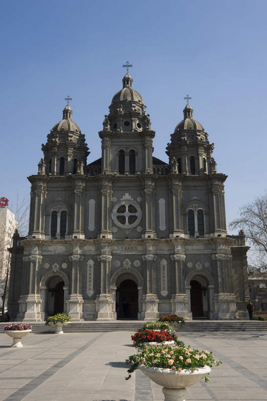 无人,教堂,竖图,室外,白天,仰视,旅游,度假,名胜古迹,树林,植物,窗户,门,标志建筑,地标,建筑,北京,中国,亚洲,阴影,节日,遗迹,盛开,光线,十字架,影子,墙,首都,花蕾,古迹,文化,文物,娱乐,建设,古建筑,玻璃窗,墙壁,墙面,花,花瓣,花朵,鲜花,树,树木,蓝色,绿色,蓝天,天空,阳光,自然,门框,王府井,天,花苞,花蕊,祈祷,享受,休闲,健康,旅游胜地,放松,许愿,宗教,信仰,生长,晴朗,成长,纪念,祈求,基督教,天主教,信念,古文明,东亚,万里无云,中华人民共和国,东城区,北京市,京,北平,华北地区,王府井大街,平安,晴空,晴空万里,彩图,低角度拍摄,大教堂,礼拜堂,东堂,王府井天主堂,东城