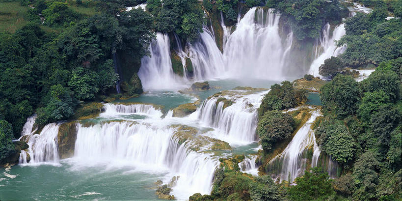 无人,横图,俯视,室外,白天,旅游,度假,河流,美景,瀑布,森林,树林,水,植物,中国,亚洲,阴影,飞溅,溅,光线,液体,影子,河水,景观,水滴,水流,悬崖,娱乐,水珠,树,树木,绿色,阳光,自然,享受,休闲,景色,放松,生长,成长,广西,喷洒,自然风光,东亚,德天瀑布,广西壮族自治区,德天跨国大瀑布,中华人民共和国,桂,华南地区,绝壁,崇左,崇左市,大新,大新县,硕龙镇,跌水,彩图,高角度拍摄